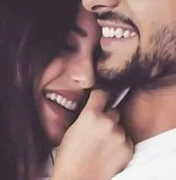 في همسها ...
رقه وعذوبه ونغم 
وفي شفايفها ...  
نخبي ولذة وطعم
وفي مقلتيها ...
الحب بان وانرسم !!!