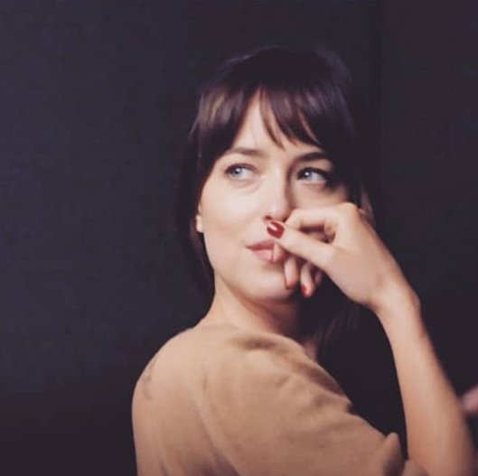 ❃*:･ﾟ┊› Sonrie...
tu sonrisa 
despeja la niebla.

Que sin importar 
Si es invierno 
haces sentir
Que es primavera.

Que eres flor
En mitad 
de la guerra  ‹┊｡⊹˚❃*

─ #Alessia.