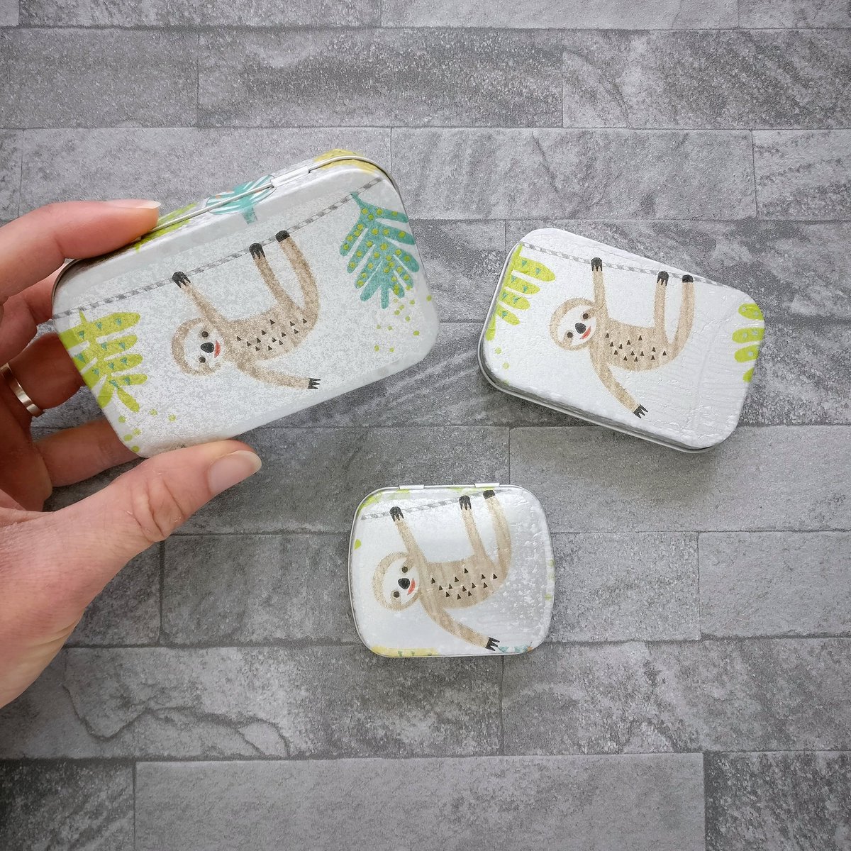 StitchedByAdele's tweet photo. Guess what! I now have sloth tins! In my Etsy shop now.
#sloth #dailysloth #etsyshop #etsy #slothgift #etsygifts #handmadeuk #decoupage #cute #etsyfinds #madeinengland https://t.co/CYGncTupcQ