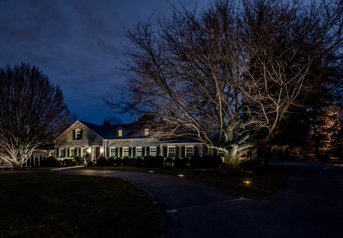 A project from the spring of 2018. Highlighting the beautiful branching structure of a tree in winter. #customoutdoorlighting #outdoorlighting #outdoorlightingdesign #lexingtonky