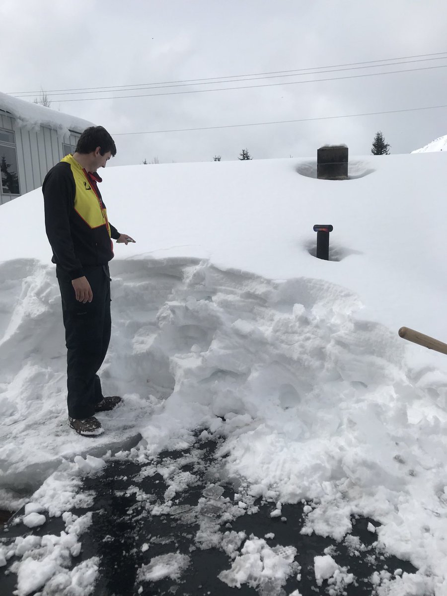 ChrissSpringer's tweet image. Well it looks like in Jackson, Wyoming they have to scoop up to 4’ of snow off of the roof. #SnowProblems #WackyWinter