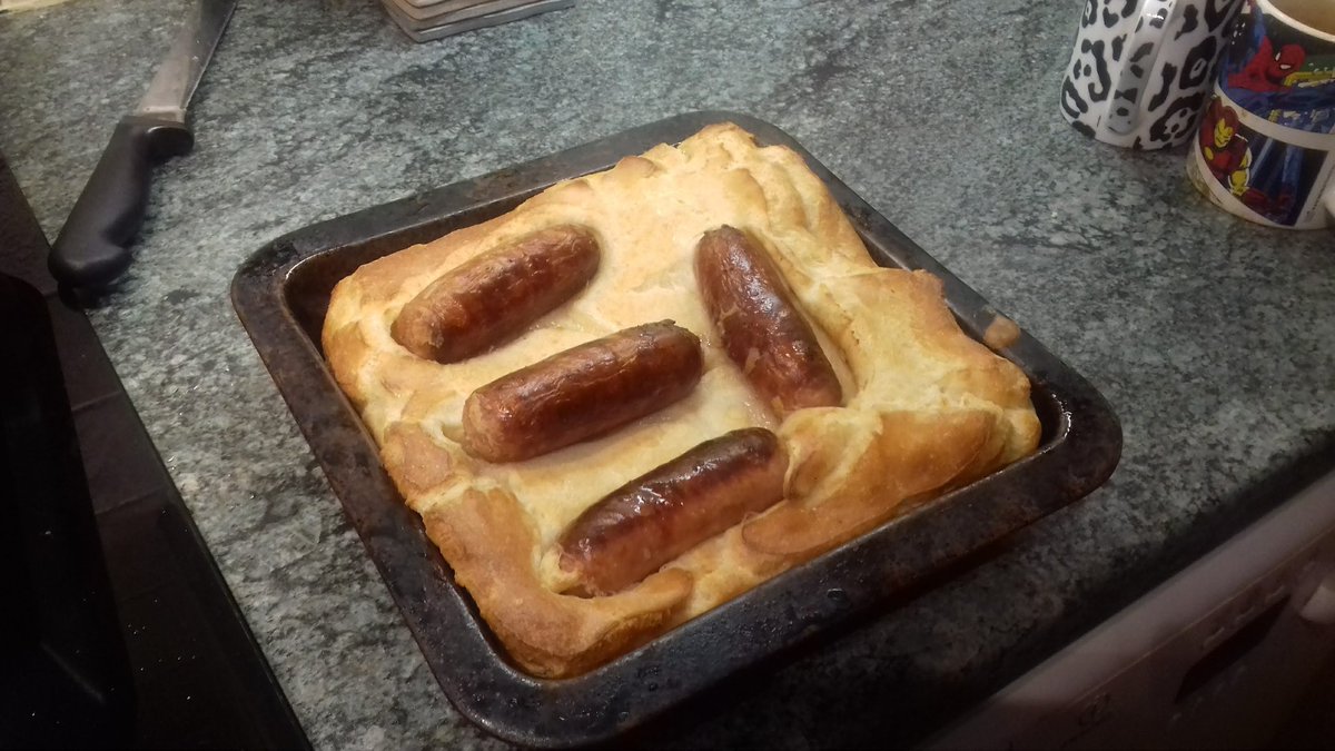 Chirpychippy60's tweet photo. Toad-in-the-hole #toadinthehole #dinnertime #oldschool #sausages https://t.co/eT9dlnvGkT