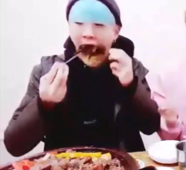 kimchiissgood's tweet photo. Mom: Eat the vegetables hun they're good for your health.
Me: But I don't like veg-
Mom: EAT THE FUCKING VEGETAB- 
Me crying for help: https://t.co/5jPteHc3eQ