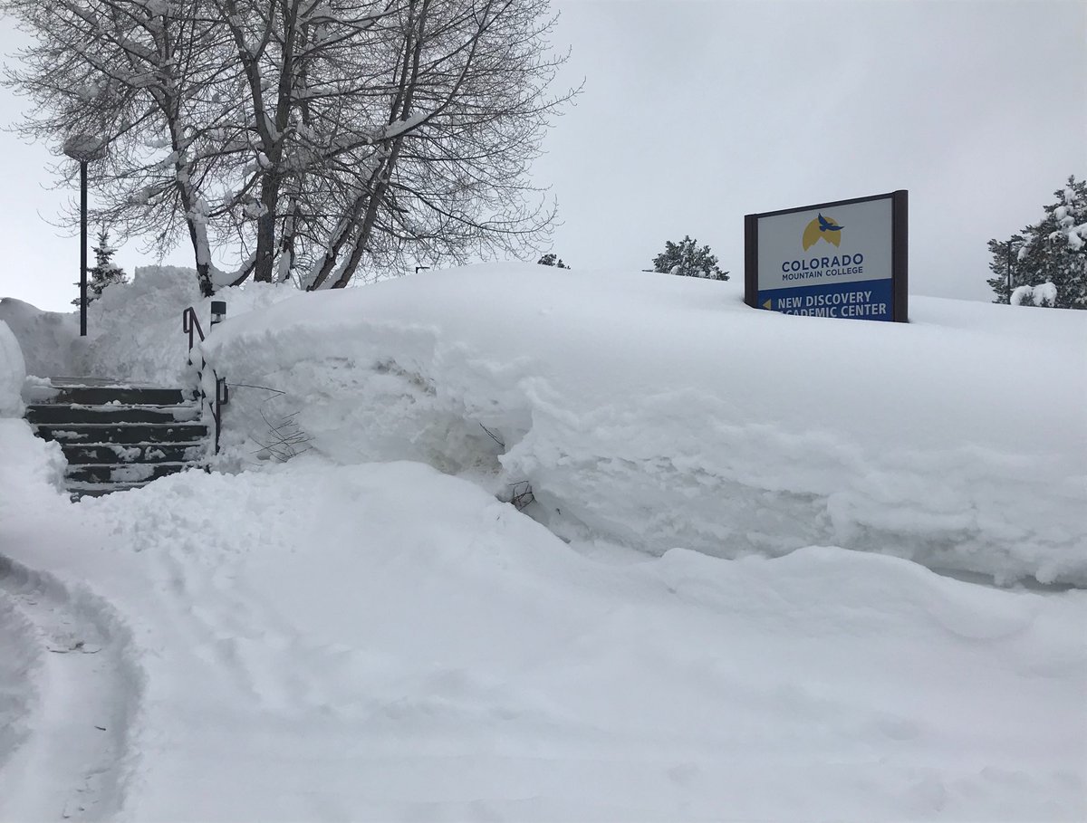 CarrieBHauser's tweet image. Crazy to think I was in #Dubai three days ago. ⁦@ColoMtnCollege⁩ ⁦@CMCLeadville⁩ #StillSnowing #AdventureCollege