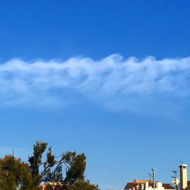 xboronat's tweet photo. S’ha de mirar més el cel. No tot és el que sembla ser. #onades al cel #wave #sky #clouds #núvol #nube #Hodei #nuage #Wolke #cwmwl #nuvem #scamall #kapua #chemtrails https://t.co/VUJ9VrWV6Y https://t.co/ij8DdAZQOD