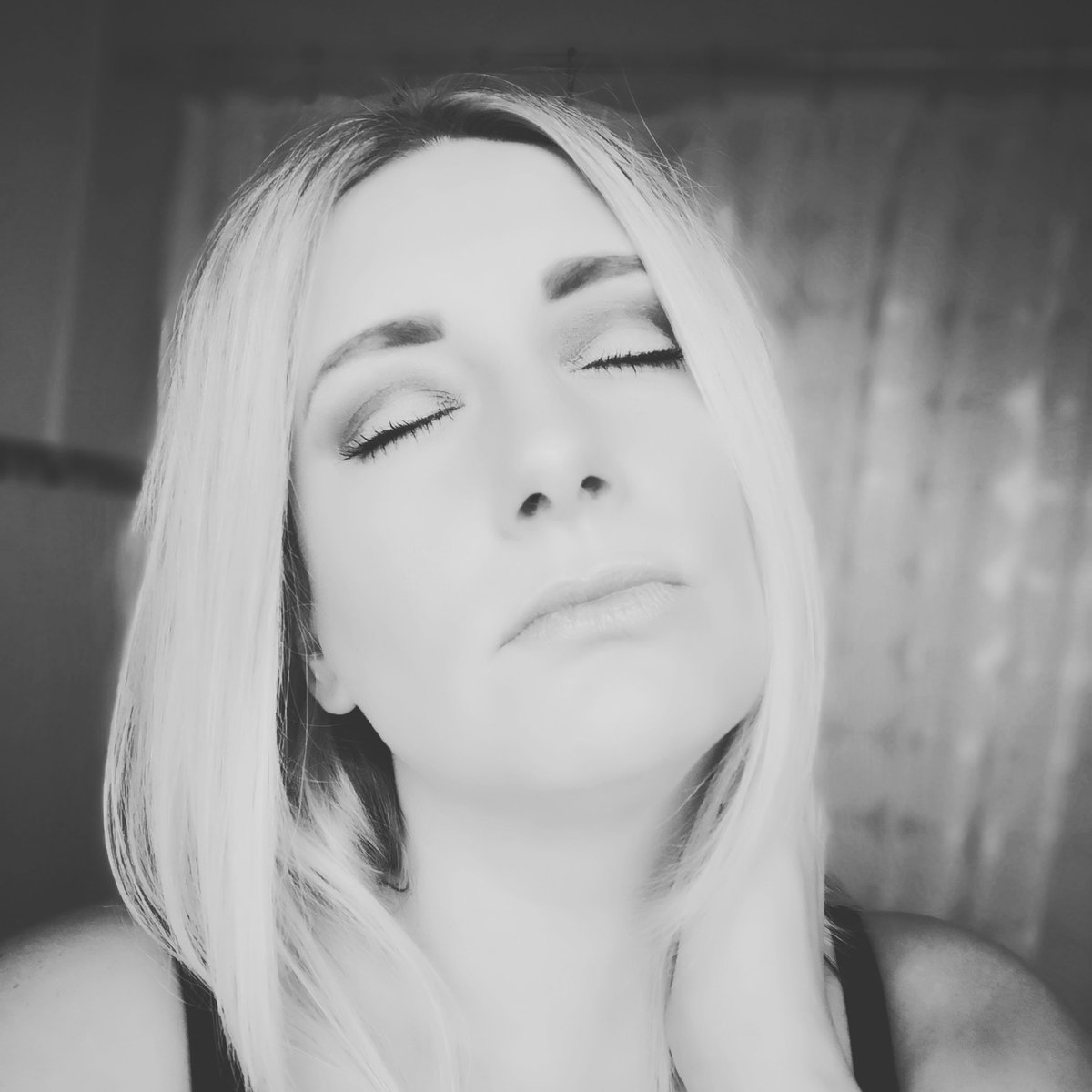 MuaRelizabeth's tweet photo. Soft and subtle ๐บ black and white ๐ฆ
@relizabethmua
#mua #makeup #makeupartist #makeup #softandsubtle #blackandwhite #photography #blackandwhitephotography #hair #highlights #morphebabe #revolution #vaselineroselips https://t.co/AawEggicJa