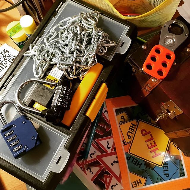 klassenkrempel's tweet photo. Vorbereitung läuft😎 #molol19
#preparationinprogress #edubreakout https://t.co/xaKPDNCNVD https://t.co/yjpfdsq1zj