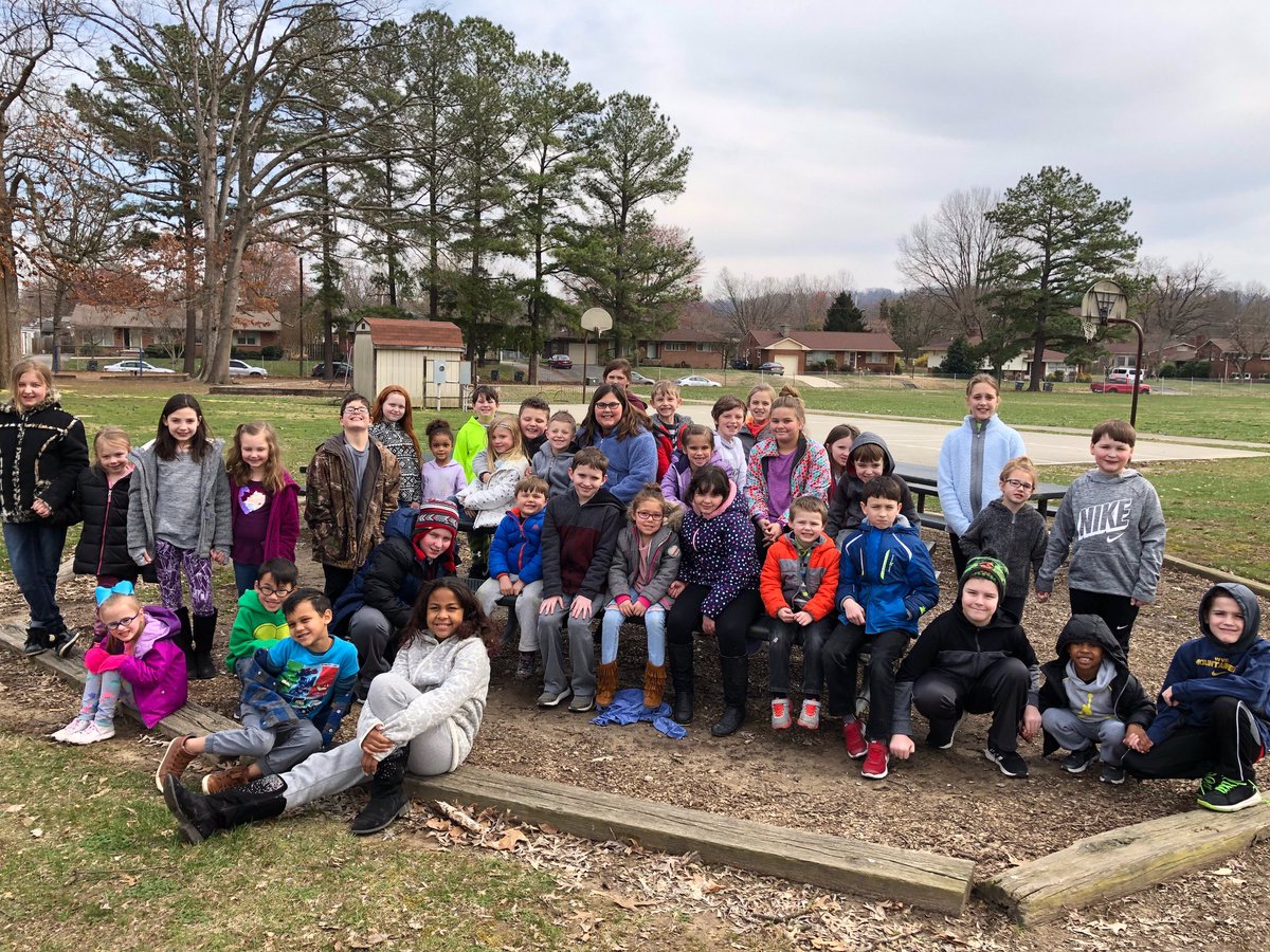 SteadmanWhitney's tweet photo. So proud of this group of Eagles! Delivering “thank you” letters to our wonderful volunteers with Mrs. B Conkin’s class. The best part is this was ALL their idea❤️ @KCS_Johnson @KCS_District https://t.co/trrS25A5W0
