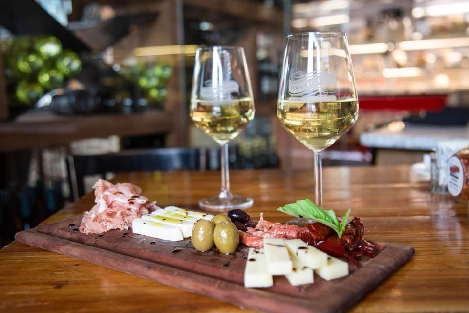 blondecravings's tweet photo. Charcuterie board &amp; wine? YES PLEASE! 🙌🙌 https://t.co/B18mu9YuJw