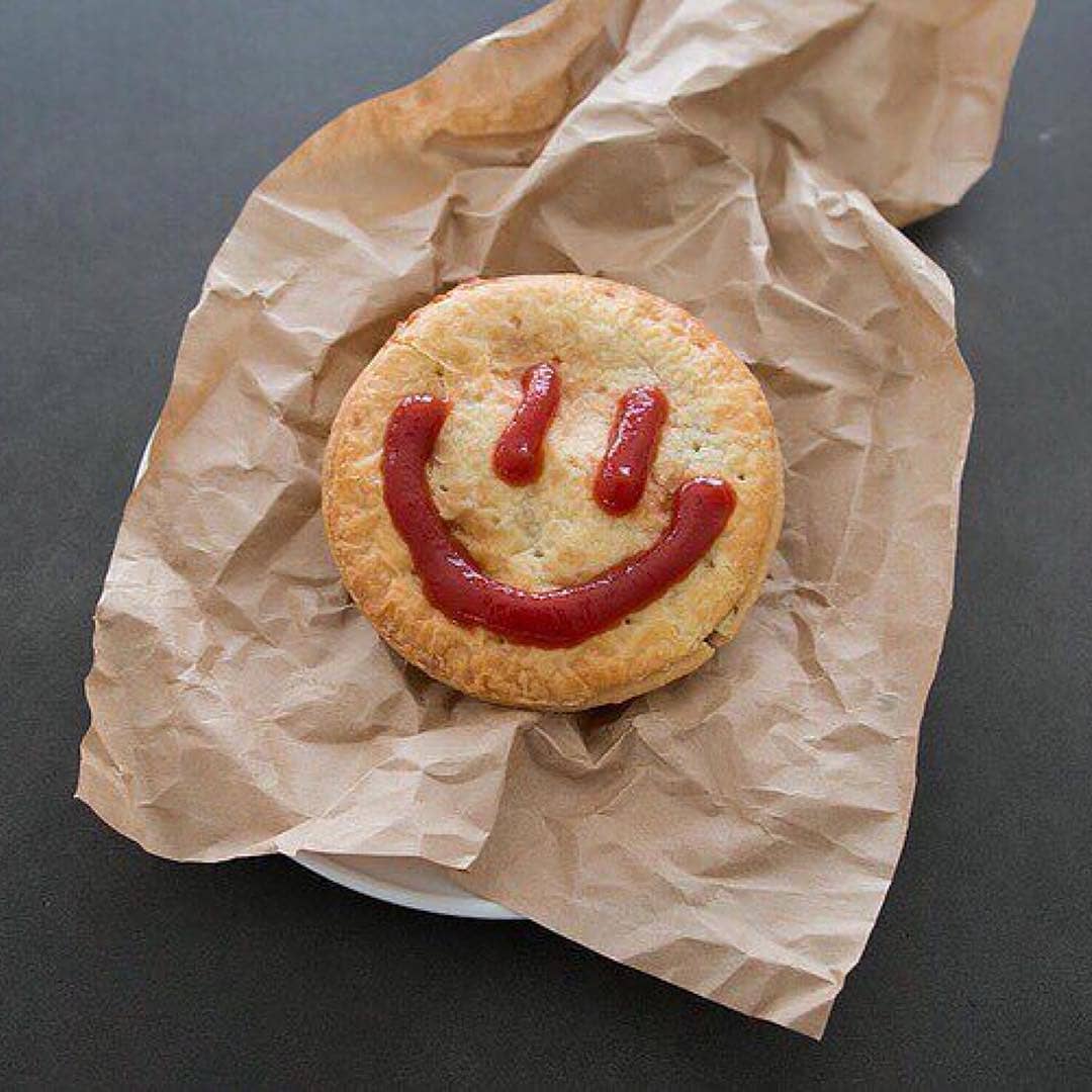 AusintheUS's tweet photo. Aussies in #NewYork! ๐ฅง๐ฆ๐บ๐ While @FourntwentyUSA are working on their meat pie spring schedule, they have a limited #Manhattan #piedrop next Thursday, March 14. So get your orders in now at https://t.co/4wLxdeyXBf (orders close on Monday, March 11 at noon) https://t.co/OrSr7m0yzO