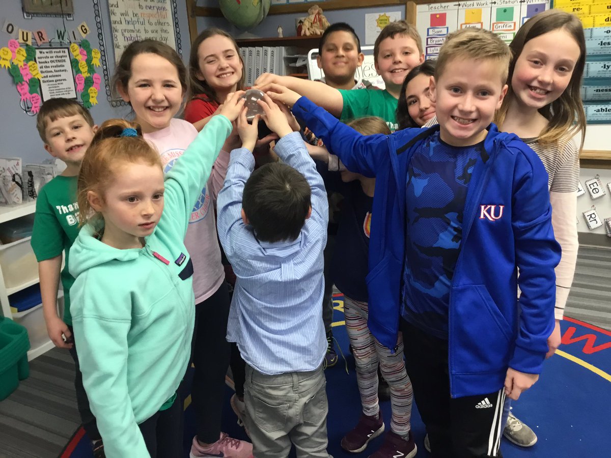 This proud Belinder family just won the coveted snow globe trophy from our school-wide snowball tournament #teamwork <a href="/MrsAbrahamco/">Nancy Abraham</a> <a href="/theSMSD/">SM School District</a> <a href="/BelinderPTA/">Belinder PTA</a> @PrincipalYeoman