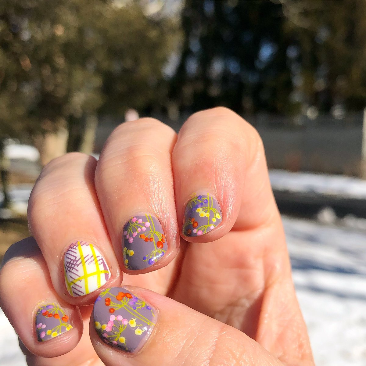 londonbrolly's tweet photo. Waiting for spring blossom manicure 🌼 on a base if @Cirquecolors Deco with a plaid accent nail on @OPI_PRODUCTS  Funny Bunny 💅🏻

.
#flowernails #floralnails #stripednails #plaidnails https://t.co/gSuPFFDtyZ
