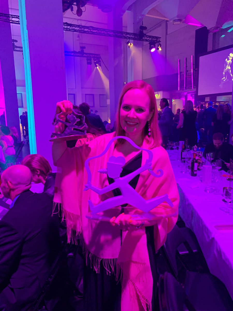 marketing_fin's tweet photo. @LidlSuomi vei niin monta pottia tämän illan #voittogaala -kilpailussa, ettei pysytty enää laskuissa. Niin mahtavaa työtä koko tiimiltä. Hienoa saada seurata rohkeaa, tunteita herättävää ja erottuvaa markkinointia! #lidl #kesäonkreisii #selli https://t.co/bNCEeH3JUR
