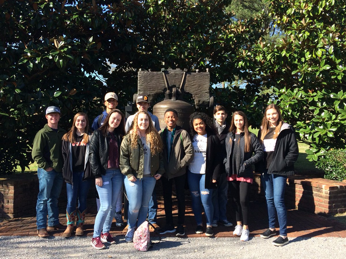 dhoward1121's tweet photo. Today was one of my favorite trips!! I took my AP US history 10th graders to American Village, the George Washington Museum, & the Shelby County Archives & Museum. I got my #movingMarch walking in & we had a blast! This is such a great class. ๐ค๐ #howardhistory @VMHS_Jackets https://t.co/ulphlThDTp