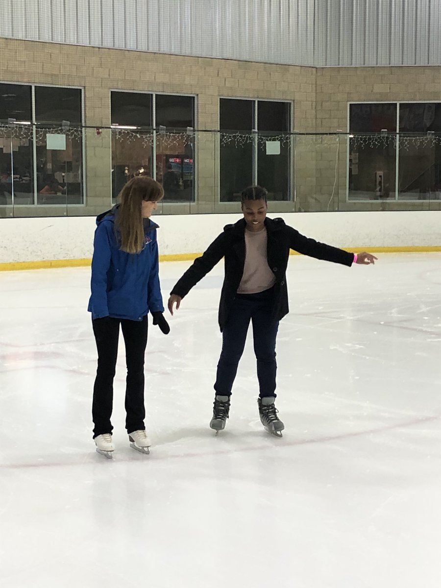 TusseyTweets's tweet image. We learned how to stop, swizzle, spin, cross-over, and skate backwards! #MVInterim #mvcore #mviceskating