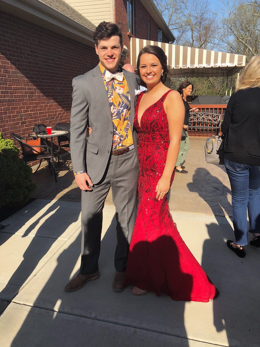 lizroch_'s tweet photo. shouting happy bday all the way down to bama to one of my favorite people!! i hope you have the most amazing day, and eat some king cake for me;) love and miss you a whole big bunch ❤️ @Philsta14 https://t.co/PXhOwJSvgr