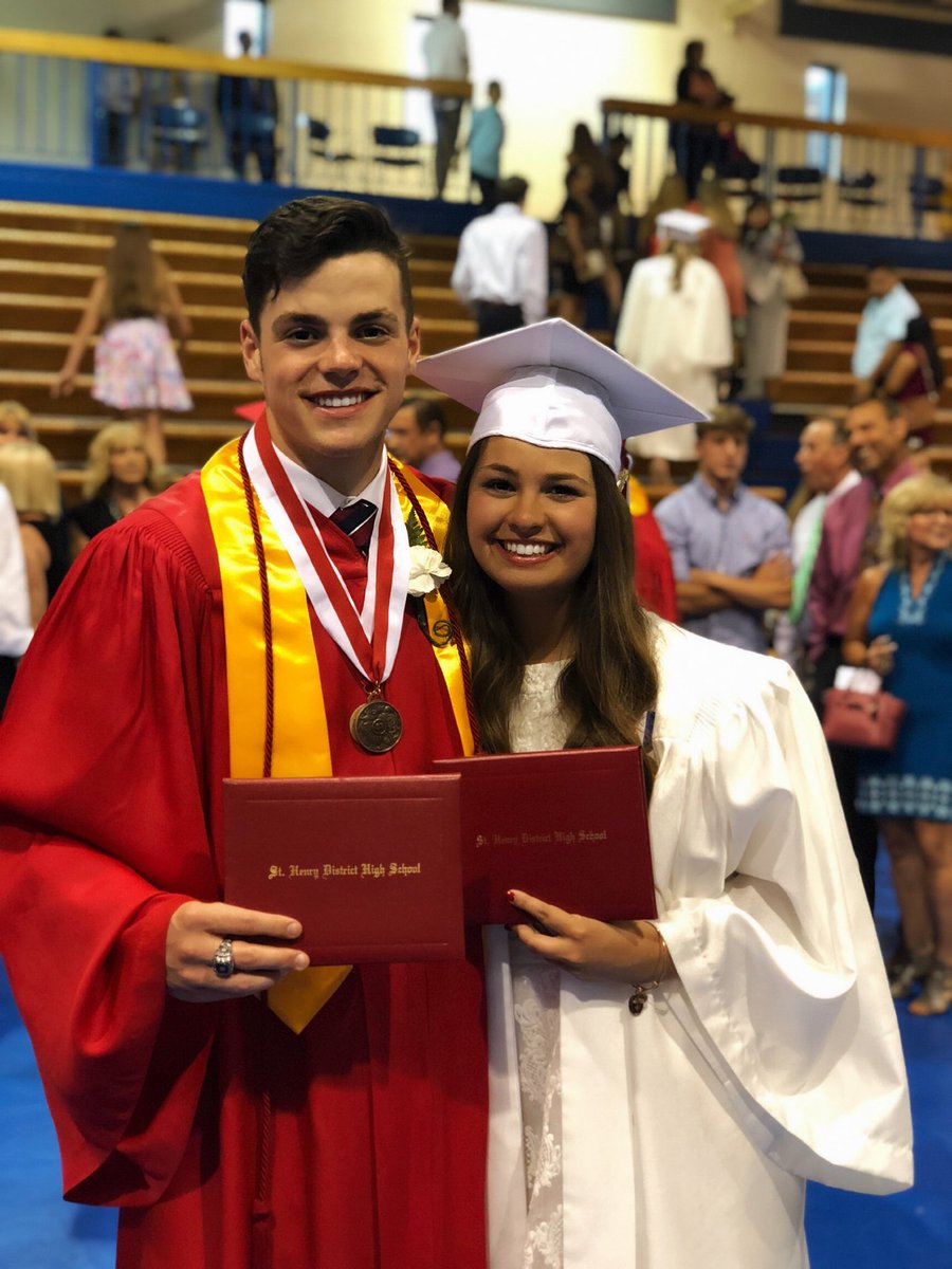 lizroch_'s tweet photo. shouting happy bday all the way down to bama to one of my favorite people!! i hope you have the most amazing day, and eat some king cake for me;) love and miss you a whole big bunch ❤️ @Philsta14 https://t.co/PXhOwJSvgr