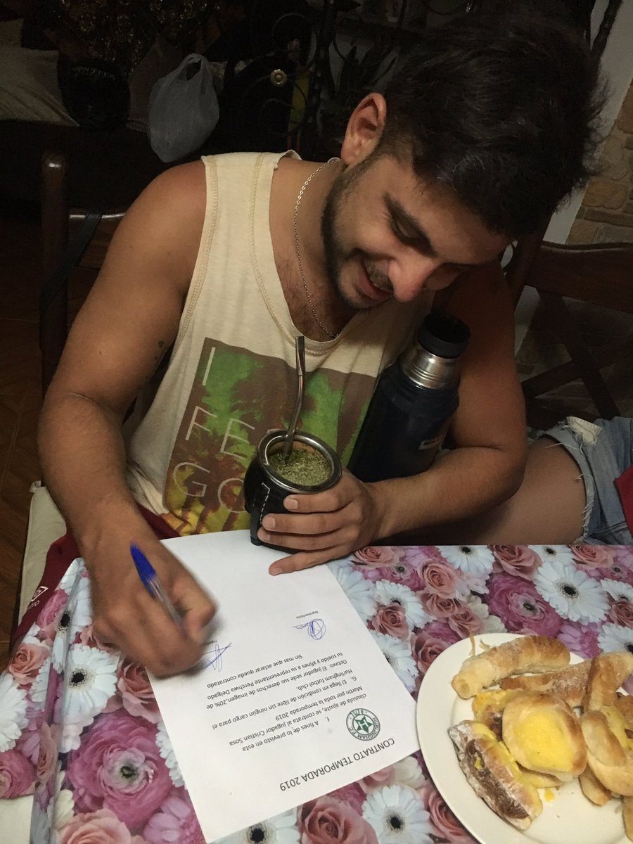 33Hurli's tweet photo. Momento para que estampe su firma 📝el todo terreno Cristian sosa..tras termo y mates..seguimos cumpliendo los pedidos del técnico https://t.co/FwqVn7SMKQ