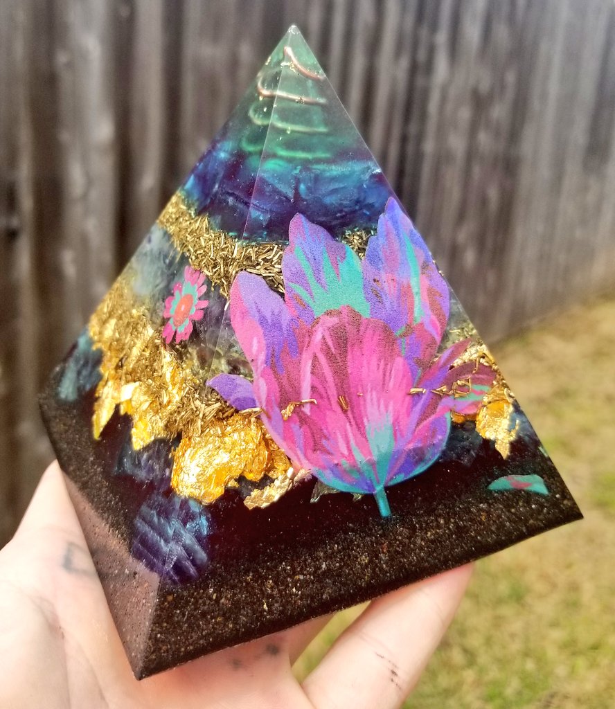 Savingwrldtoday's tweet photo. This one came out dope too!
While other crystals tend to have a spiritual influence, rainbow flourite has almost the opposite effect, helps you get your head out of the clouds and encourages you to use common sense. It improves mental clarity and coordination. https://t.co/cyQMZDa8M8
