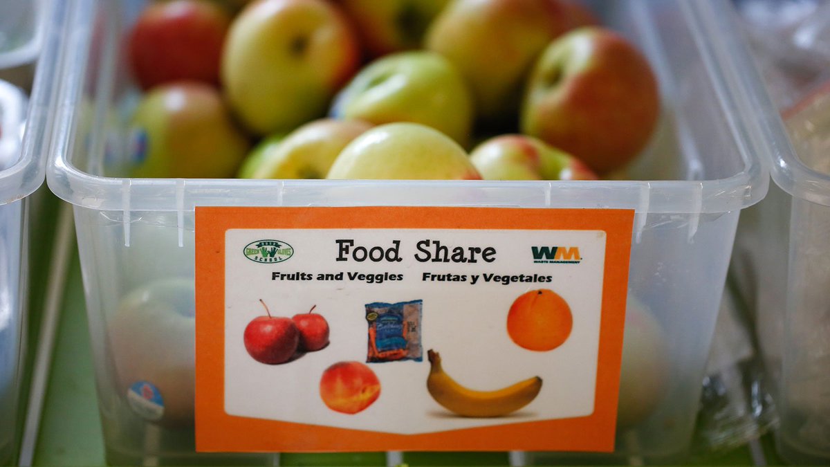 CClarke1968's tweet photo. #GoodFoodNews  @grist writes about a school #WasteNotWantNot initiative in the @OUSDNews. The school district has set up bins where students can either take uneaten foods to redistributed to people in need or compost food that has been bitten into. 
https://t.co/20utfgvQ8k https://t.co/uyLfyoaFe0