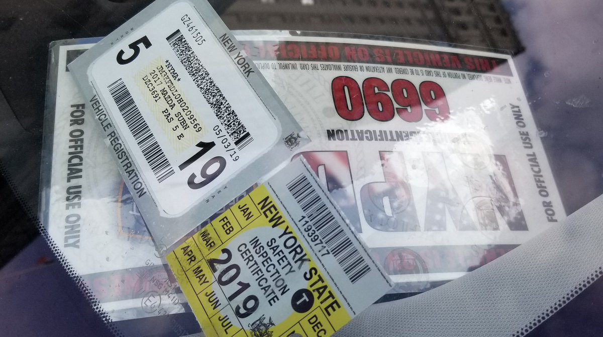 placardabuse's tweet image. This is @BilldeBlasio's #VisionNero... er #VisionZero.

Which is really #ZeroAction.

He talks and talks, but still lets the #placardperps endanger lives by blocking the bicycle lane just up the street from @NYCMayorsOffice.

This is the #fakecrackdown on #placardcorruption.