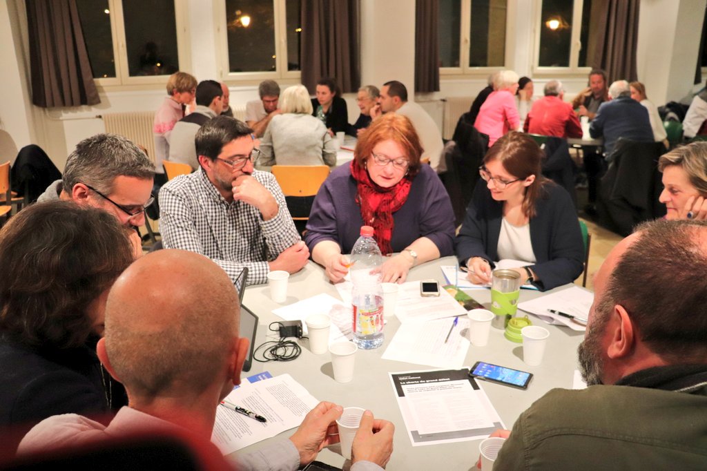 auroreberge's tweet photo. Une centaine de personnes à Auffargis pour le #GrandDebatNational consacré à la transition écologique : mobilités, agriculture, alimentation, nouvelles énergies... un débat riche et stimulant ! 
On continue cette semaine au Perray et à Méré ! https://t.co/pfn2yl0vW9