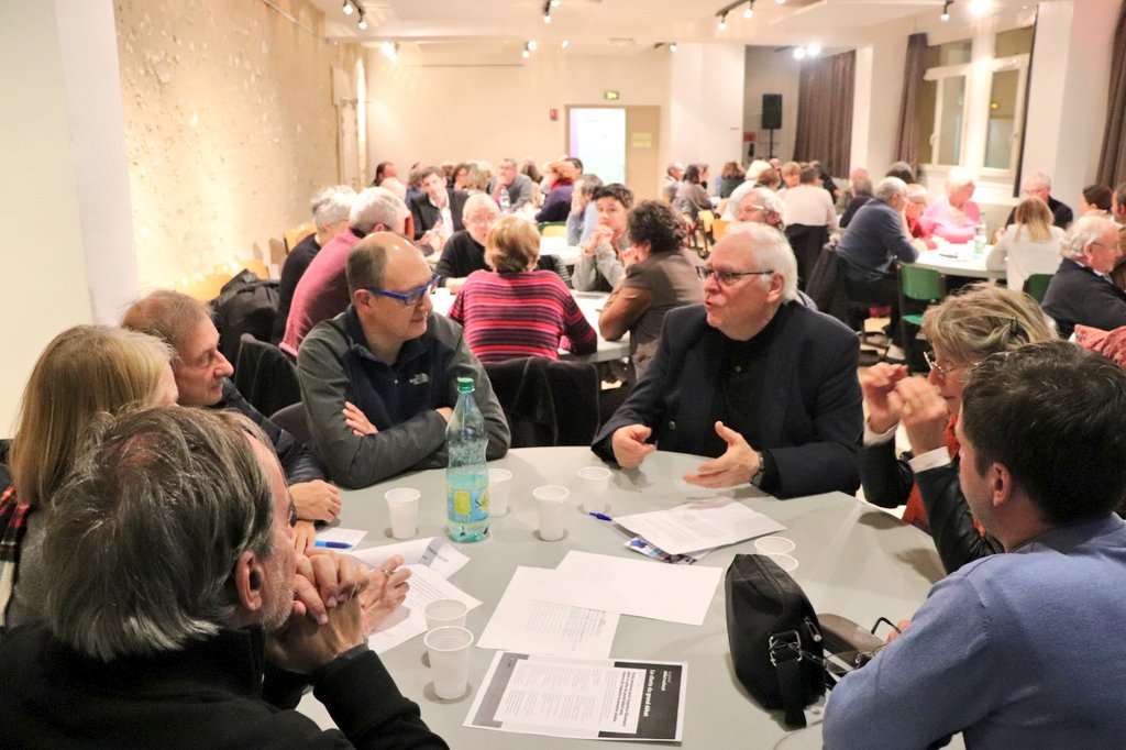 auroreberge's tweet photo. Une centaine de personnes à Auffargis pour le #GrandDebatNational consacré à la transition écologique : mobilités, agriculture, alimentation, nouvelles énergies... un débat riche et stimulant ! 
On continue cette semaine au Perray et à Méré ! https://t.co/pfn2yl0vW9