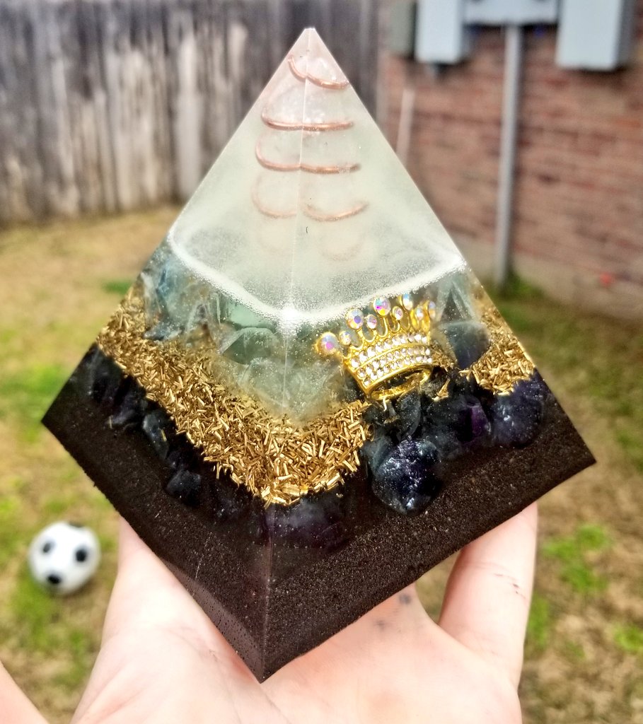 Savingwrldtoday's tweet photo. Kings Crown Rainbow Flourite &amp; Clear Quartz Pyramid
#orgonite #orgoneenergy #orgonepyramid #orgone #wilhelmreich #protectyourself #himalayansalt #rainbowflourite #crystals #clearquartz #crystal https://t.co/vuh9vIi4Ad