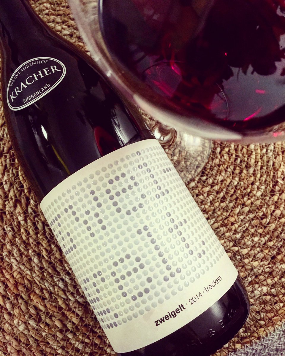 marlene_delolmo's tweet photo. A beautiful discovery, #KracherWinery, Burgenland Austria
🍇Zweigelt is a cross between Blaufrankisch and St.Laurent
👃🏼Very aromatic,black fruit driven, cherry, plum,ripe,floral aromas,and hints of spicy aromas
👄structured, well balanced, velvety tannin,flamboyant.Long length https://t.co/d84WRk3GSg