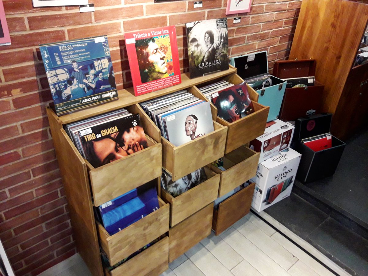 A partir de hoy hasta este sábado 9 de marzo TODOS nuestros vinilos tienen descuento!😎
Como obtenerlo? Sólo ven por tu álbum favorito y una vez en caja di la palabra mágica!
"#LAMUSICAQUENOSUNE"
 Automáticamente obtendrás un 15% de descuento en tu compra!