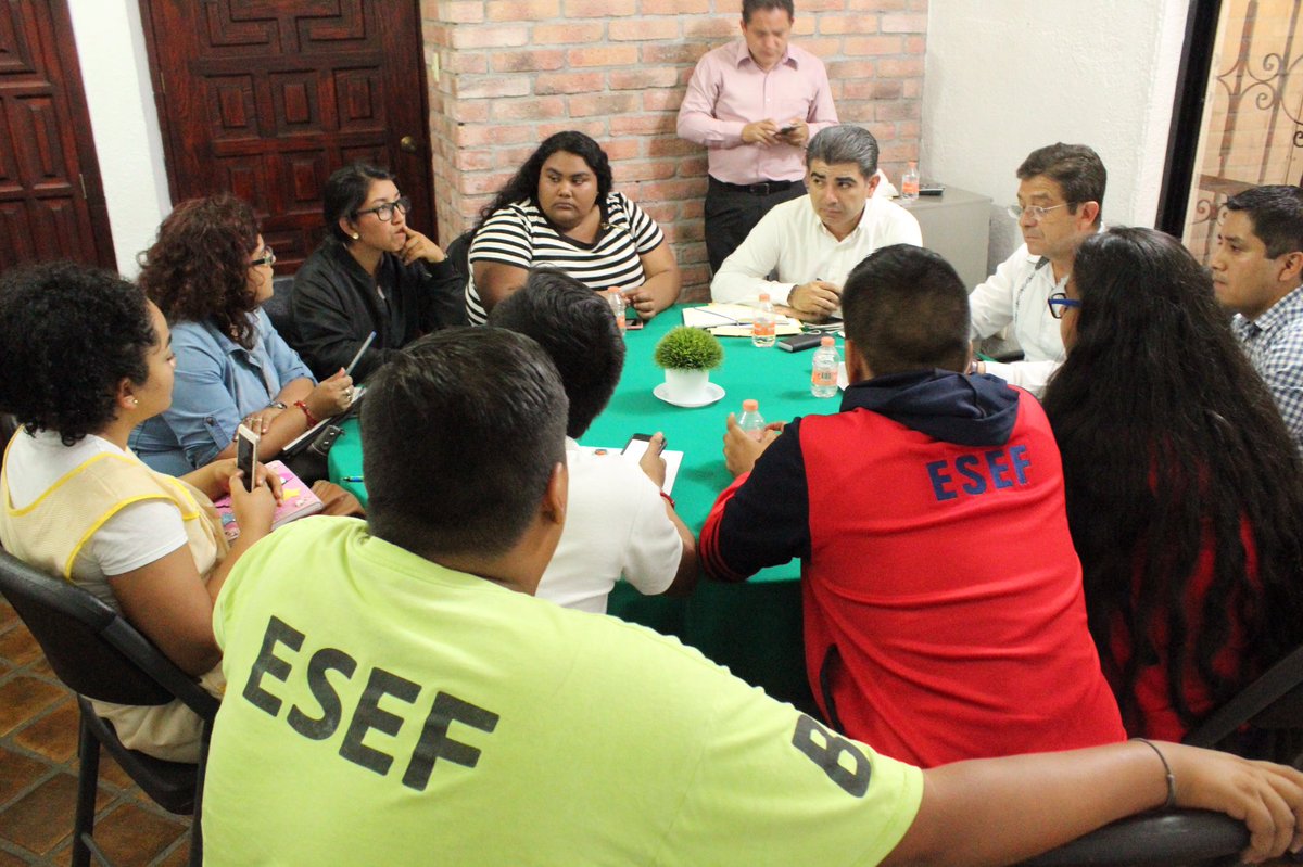 ArturoSalgadoU's tweet photo. ☝️Me encuentro reunido con los normalistas del #FUNPEG que exigen el pago inmediato de sus becas. Con esta atención oportuna se evitó el bloqueo de la autopista México-Acapulco 🛣 https://t.co/9iJmGzzSpb