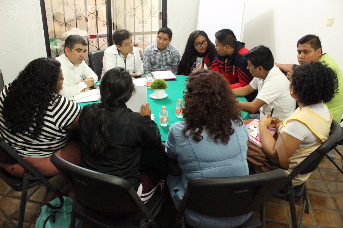 ArturoSalgadoU's tweet photo. ☝️Me encuentro reunido con los normalistas del #FUNPEG que exigen el pago inmediato de sus becas. Con esta atención oportuna se evitó el bloqueo de la autopista México-Acapulco 🛣 https://t.co/9iJmGzzSpb