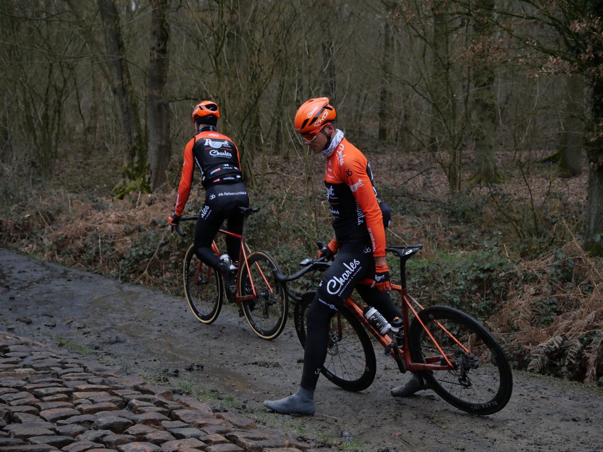 amantes_cycling's tweet photo. Lavado de cara del adoquin   del bosque de  Arenberg ya que se ha vuelto a adoquinar  a causa de su deterioro  en sus primeros 600 m pero sigue  siendo igual, o mas duro. https://t.co/fBbmW9aSgs