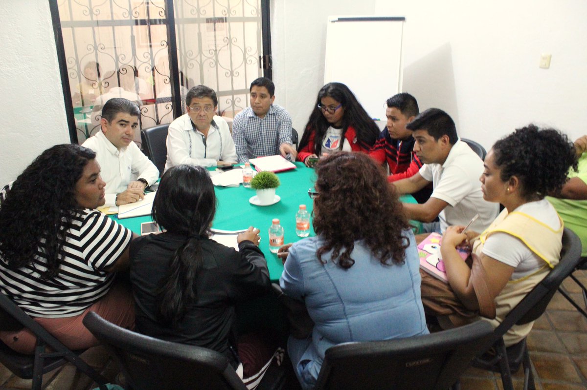 EducGuerrero's tweet photo. 📣#Entérate| Los normalistas del #FUNPEG que marcharon en Chilpancingo, son atendidos en mesa de trabajo por titular de la SEG, @ArturoSalgadoU, por lo que ya no bloquearon la autopista México- Acapulco 🛣. Entre otros puntos, exigen el pago de sus becas 💳 https://t.co/T9nGE9OzyJ