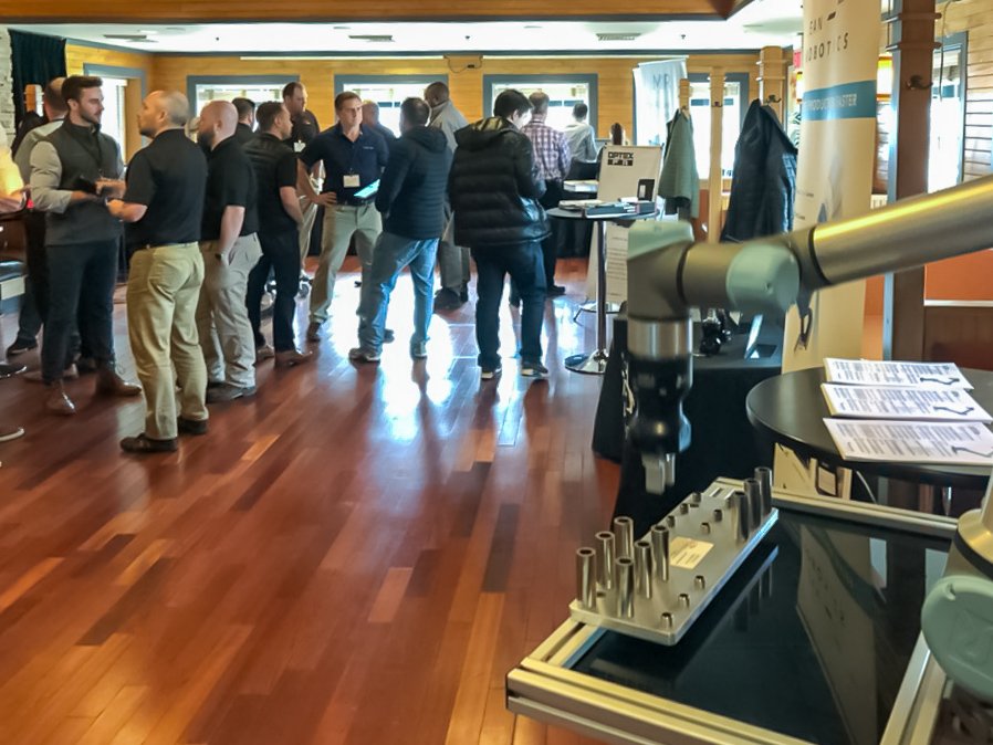 Robotiq_Inc's tweet image. The #Robotiq and Universal Robots A/S team in action at @r.r.-floody-company-inc. #event!
#cobots #robotics #universalrobots #eseries #industrie40 #engineers #rrfloody #whatsbrewing #handE #PickAndPlace