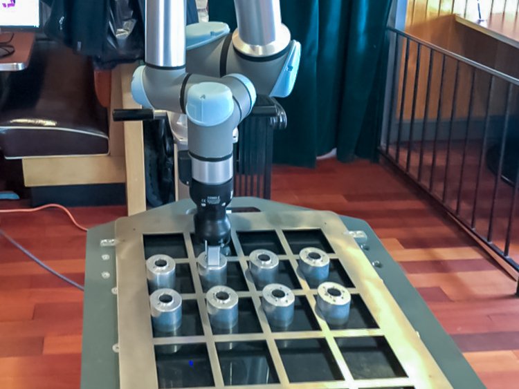 Robotiq_Inc's tweet image. The #Robotiq and Universal Robots A/S team in action at @r.r.-floody-company-inc. #event!
#cobots #robotics #universalrobots #eseries #industrie40 #engineers #rrfloody #whatsbrewing #handE #PickAndPlace