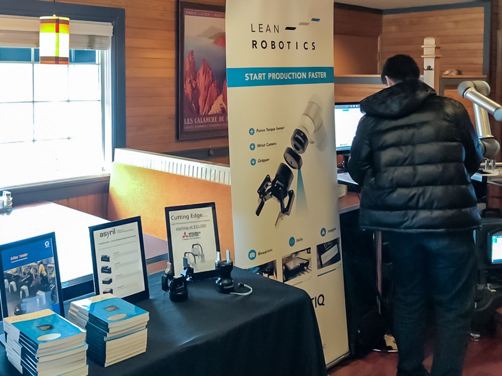 Robotiq_Inc's tweet image. The #Robotiq and Universal Robots A/S team in action at @r.r.-floody-company-inc. #event!
#cobots #robotics #universalrobots #eseries #industrie40 #engineers #rrfloody #whatsbrewing #handE #PickAndPlace