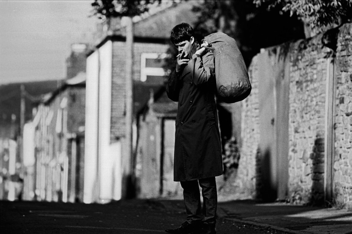 levmauc's tweet photo. En plena fiebre QUEEN rescato uno de los mejores 'biopics' de este siglo: CONTROL. Anton Corbijn retrata a la perfección el alma atormentada y rota de Ian Curtis (JOY DIVISION) en los últimos años de su vida. Sobre la tristeza, el amor, la inconexión y la soledad. Brillante. https://t.co/H0QGvBP4jJ