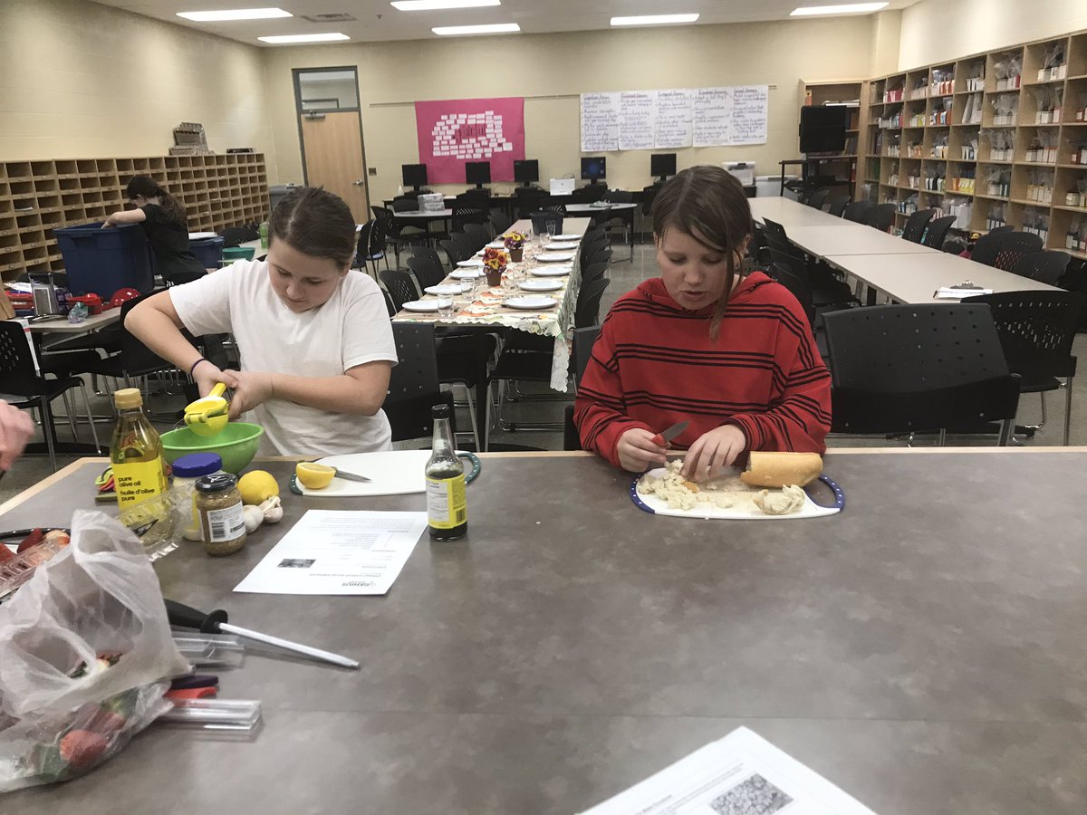 TVACookingClub's tweet photo. Today our TVA junior chefs made chicken Caesar salad, the dressing and croutons all from scratch. We spoke about the preservatives in food and how to make healthier options when possible @TheWECHU #WECHUnutritionmonth https://t.co/f0JM1XfphN