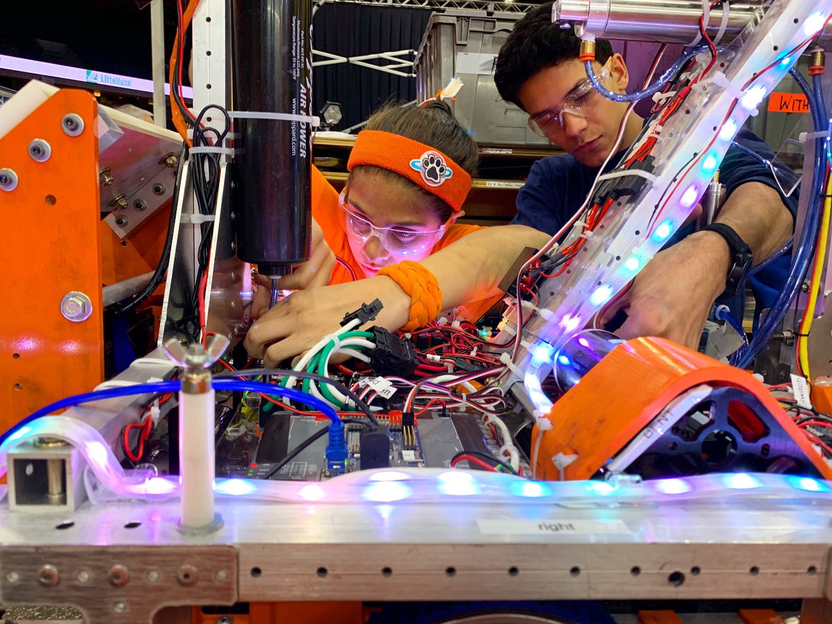 team3061's tweet photo. Day 1 of Midwest Regionals was a success! We got to meet many friends—new and old—and got lots of great practice in for tomorrow and Saturday. We hope to see you there!
•
•
•
#HuskieRobotics #Team3061 #MWRFRC #FIRST #FRC #PitSquad #Inspire #Educate #Learn #Grow #OMGRobots https://t.co/nutG6kmEiN