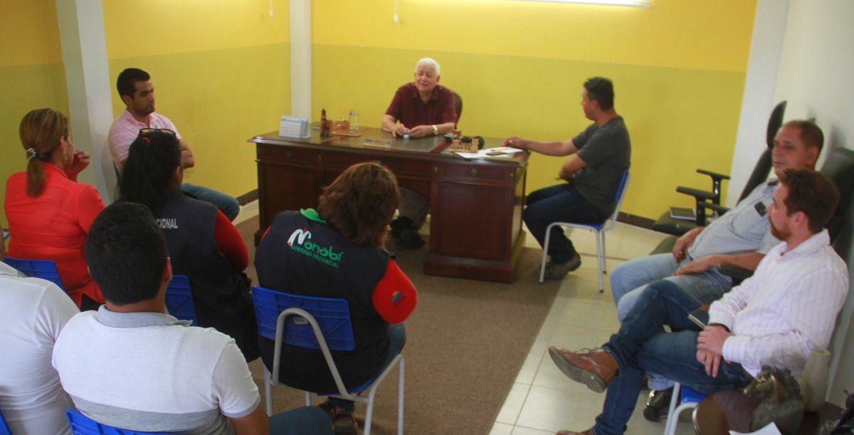 bolivarmanabi's tweet photo. 3/ Esta tarde el alcalde y presidente del #COEBolivar Sr.@RamonGonzalezA1 convocó a los integrantes del Comité de Operaciones Emergente para cuantificar e identificar las afectaciones sufridas por las lluvias caídas en #Calceta https://t.co/PWnkQPZS6K