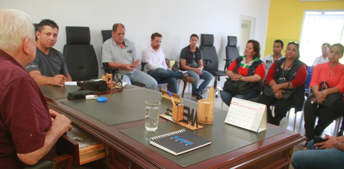 bolivarmanabi's tweet photo. 3/ Esta tarde el alcalde y presidente del #COEBolivar Sr.@RamonGonzalezA1 convocó a los integrantes del Comité de Operaciones Emergente para cuantificar e identificar las afectaciones sufridas por las lluvias caídas en #Calceta https://t.co/PWnkQPZS6K