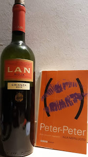 LuettuaM's tweet photo. #Naistenpäivä voi viettää vaikka Aila #Meriluoto kirjan Peter-Peter parissa. Puhutteleva kirja, jonka kanssa maistoin espanjalaista #Lan Rioja punaviiniä. https://t.co/FlVEIPjNnb https://t.co/ybQF8BMZY9