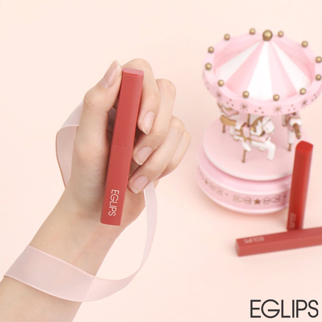 EglipsThailand's tweet photo. อดใจรอกันอีกนิดดด!!
และเตรียมตัวพบกับโปรโมชั่นเปิดตัว 5 เฉดสีใหม่
Eglips Muse In Velvet Lipstick
จัดหนัก! จัดเต็ม! แน่นอน!
#ซื้อก่อนระวังช็อค
#EGLIPS #Eglipsthailand #MuseIn #ลิปสติก #อีกลิปส์ https://t.co/GVlGLlIGmx