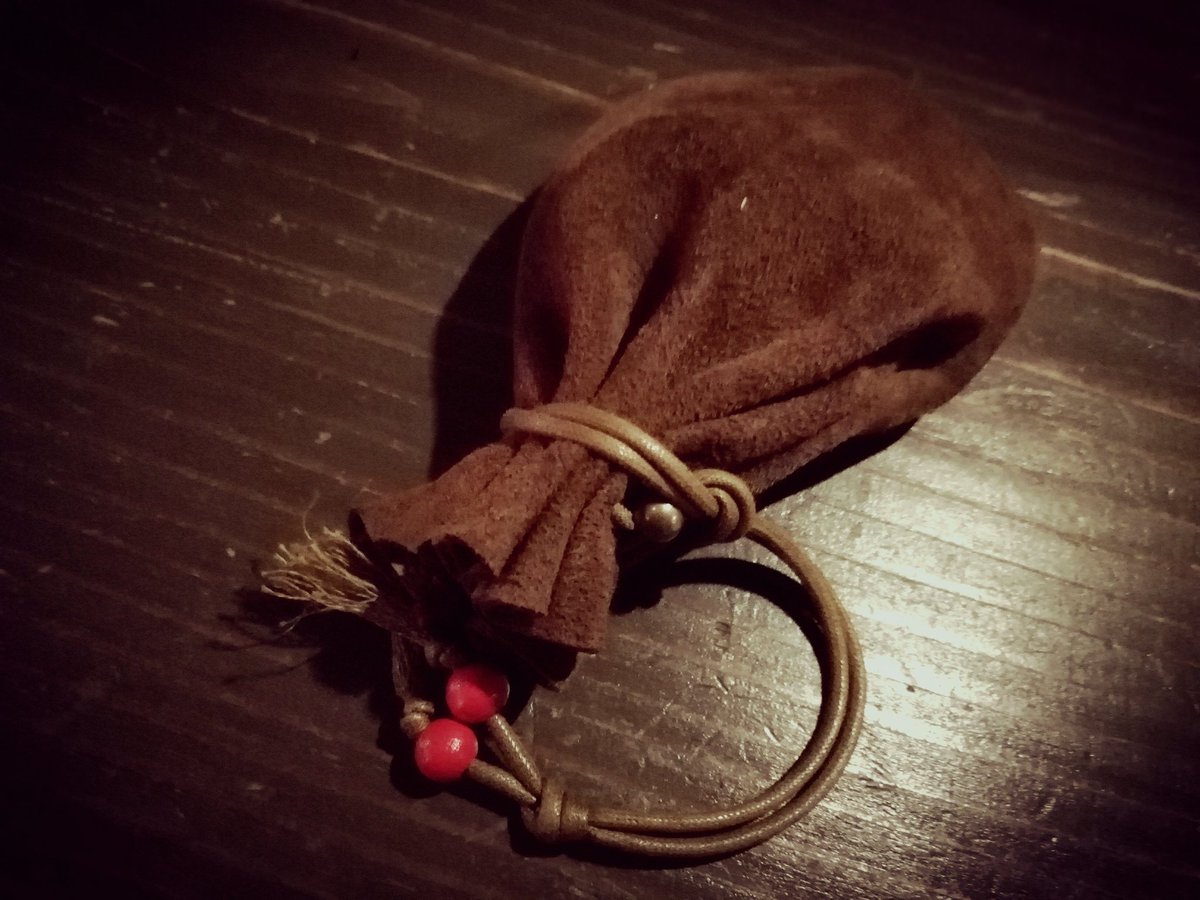 オールドアロウtavern In西荻窪 Twitter પર 中世の時代は衣服にポケットが無かったので腰のベルトに財布 を吊るすか ベルトポーチの中にお財布が入ってました こういった革袋は貨幣を入れるほか 賭博やゲームのダイスを入れるのに最適です オールドアロウの オールドアロウtavern In西荻窪 Twitter પર 中世の時代は衣服にポケットが無かったので腰のベルトに財布 を吊るすか ベルトポーチの中にお財布が入ってました こういった革袋は貨幣を入れるほか 賭博やゲームのダイスを入れるのに最適です オールドアロウの