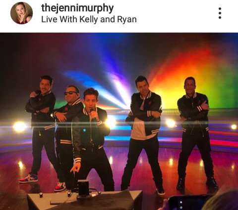 RockinRachi92x's tweet photo. ✨ More from the @LiveKellyRyan taping ✨ 👍💗🗽🍎😀 (📷: credit to @TheJenniMurphy) #HanginTough30 #BoysInTheBand #NKOTB #JoeyMcIntyre #MacThread https://t.co/SgIteJeNHu
