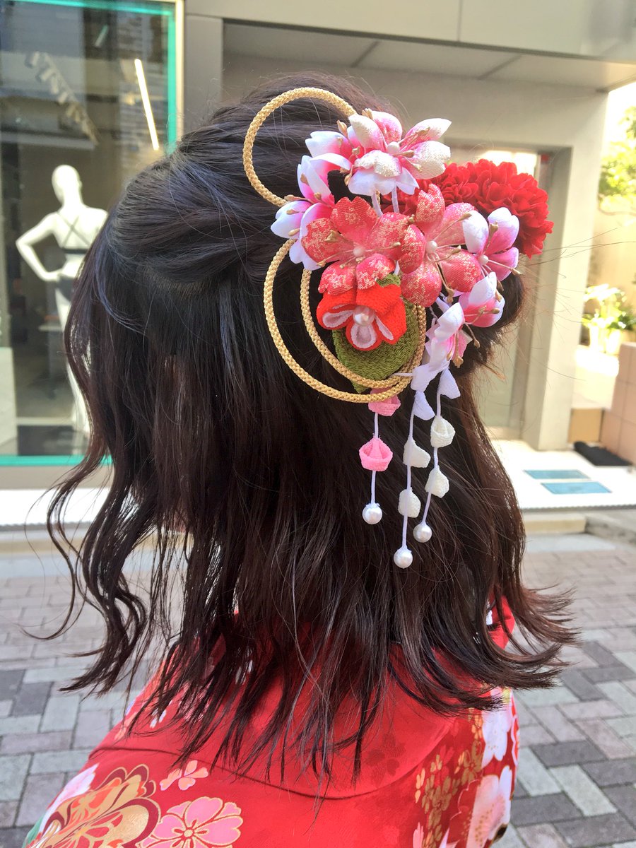 O Xrhsths Lewini Ll Michiko Sto Twitter 卒業式袴着付けとセット 晴れてよかった 卒業おめでとうございますっ 振袖と袴 でとっても華やか ヘアはミディアムの外ハネウェーブで 飾りも可愛くアレンジ ありがとうございました