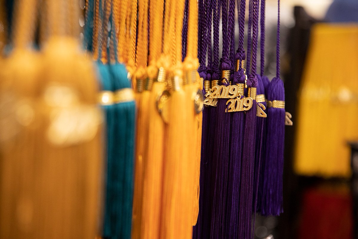 It's getting real! #Mizzou seniors spent time at the Grad Kickoff this week with <a href="/TheMizzouStore/">The Mizzou Store</a> to prepare for May. 🎓🐯