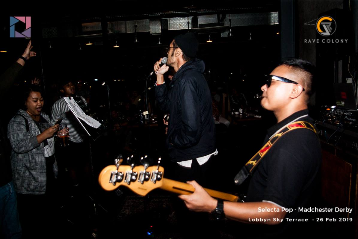 WATB_'s tweet photo. keriaan di madchester derby yg tercaptured kemarin.
© ravecolony https://t.co/Bi5VhGT9XT