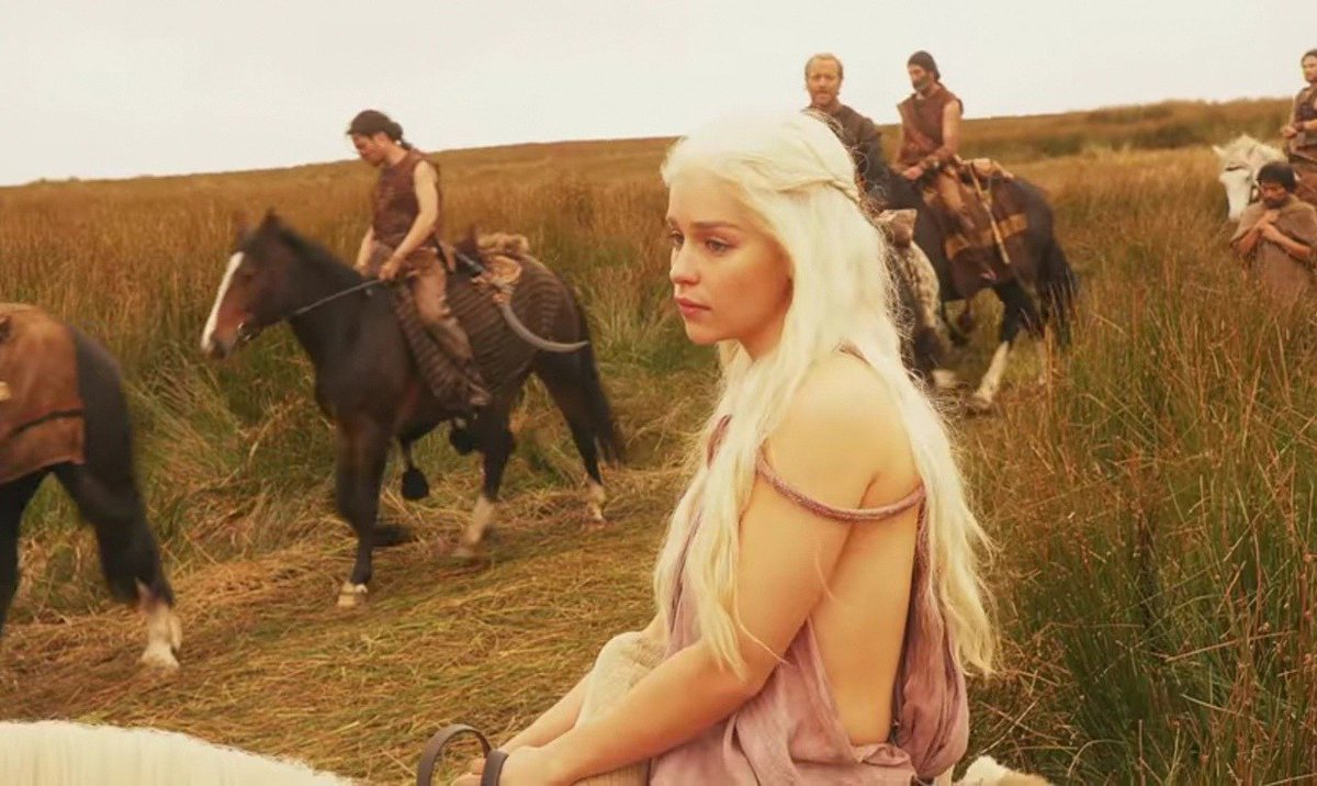 BasileiaSnow's tweet photo. En la season 1, Jon y Dany se dirigían a un destino que no habían elegido, incierto e impuesto, solos y presos de las decisiones que otros tomaban por ellos. En la season 8, por fin han tomado las riendas de su destino, están juntos y más poderosos.Adoro este paralelismo #jonerys https://t.co/mumebXrfLZ